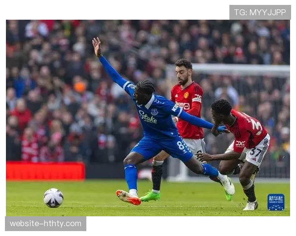 现场：古迪逊公园响起巨大声浪，试图干扰客队球员主罚关键任意球